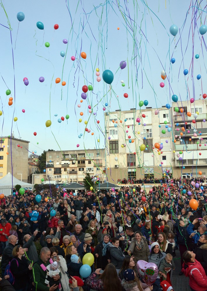PULA, 31.12.2018. - ZADNJI DAN, TRZNICA VERUDA, DOCEK NOVE GODINE U PODNE, BALONI, KONFETISnimio Neven LAZAREVIC